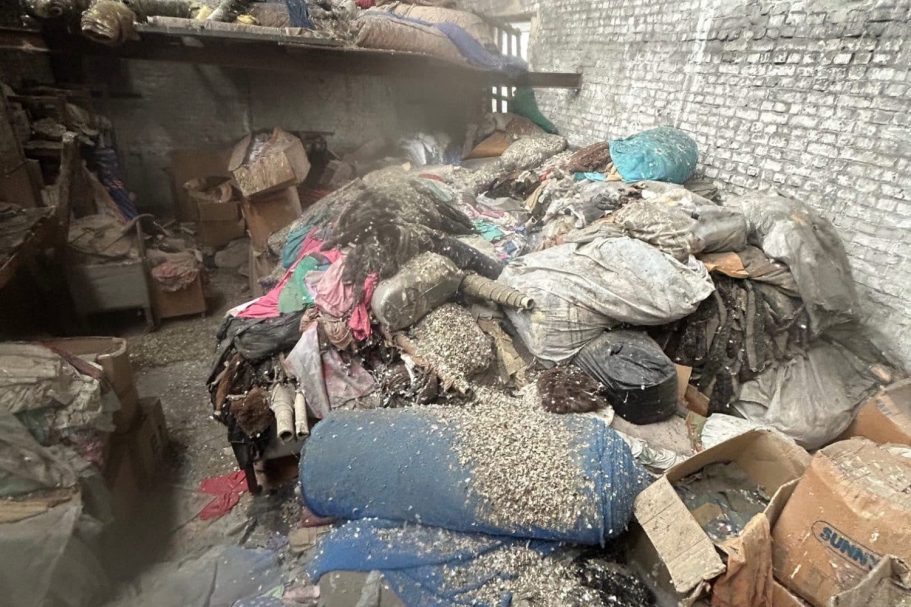 Photo de fientes de pigeons avant un dépigeonnage et une désinfection dans un entrepot de stockage.